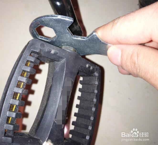 如何安装儿童自行车脚踏板？