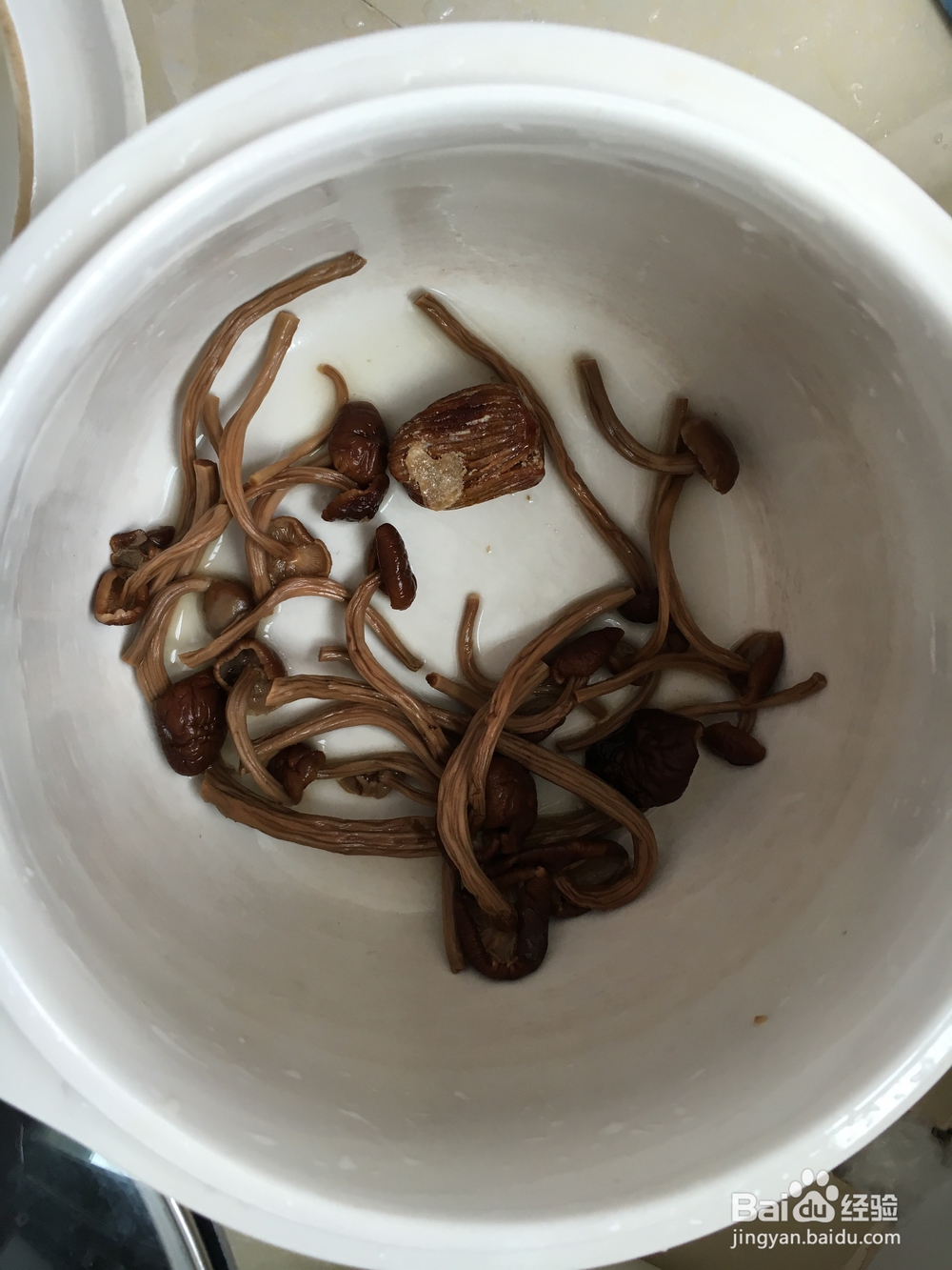 老厨师教你做茶树菇龙骨汤