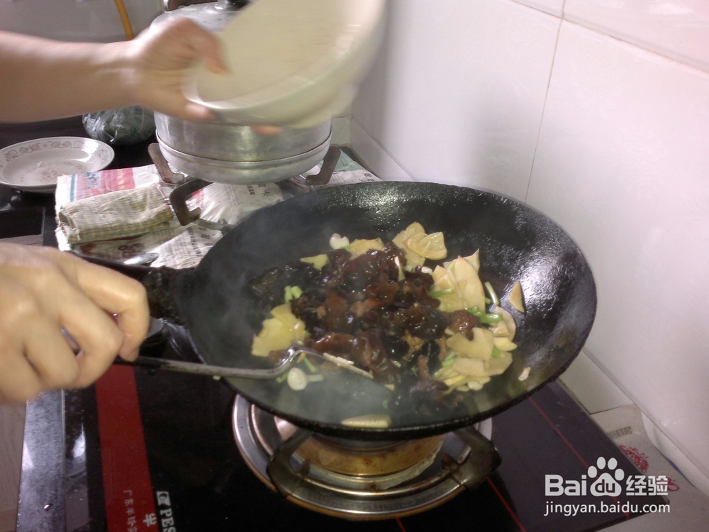 开春应季菜竹笋木耳炒蒜苗的做法