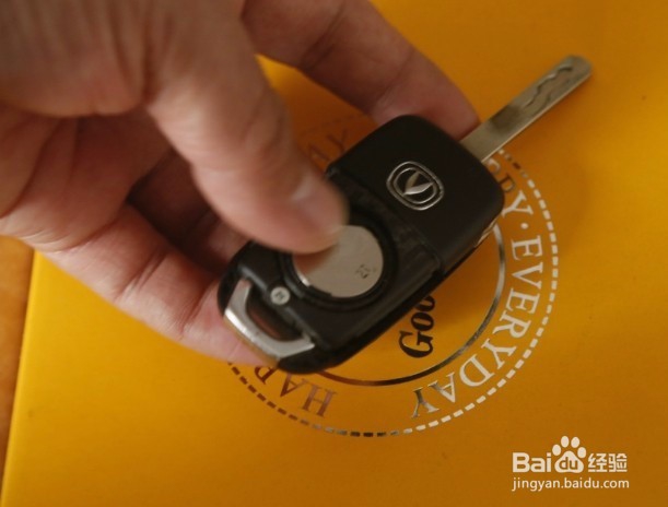 长安逸动2016款钥匙电池如何更换