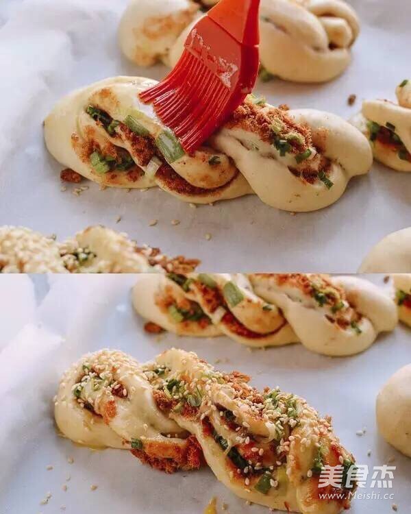 葱香肉松卷的做法