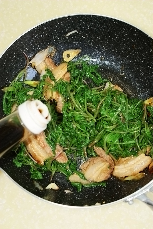 五花肉炒萝卜叶