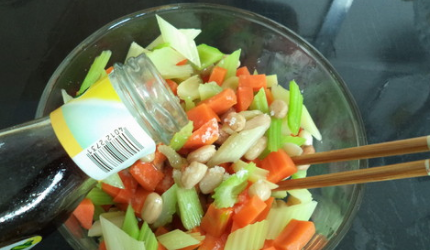 芹菜水煮花生米怎么做