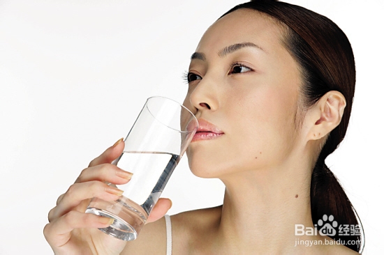 排毒养生:每日饮水的时间及功效