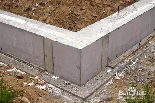 靠邻居家墙怎么打地基