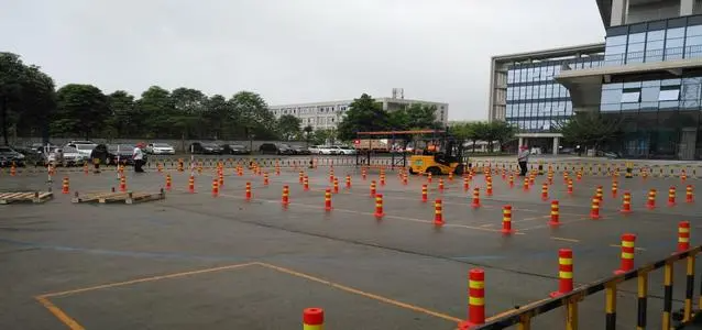 训练场上挥洒汗水的后面写啥