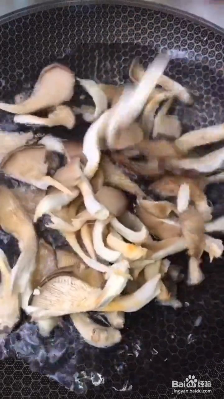 如何自制美味好吃的凉拌小蘑菇