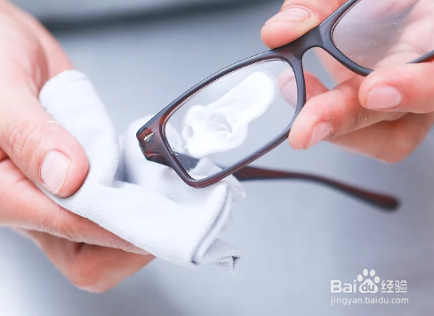 如何修复眼镜上的划痕