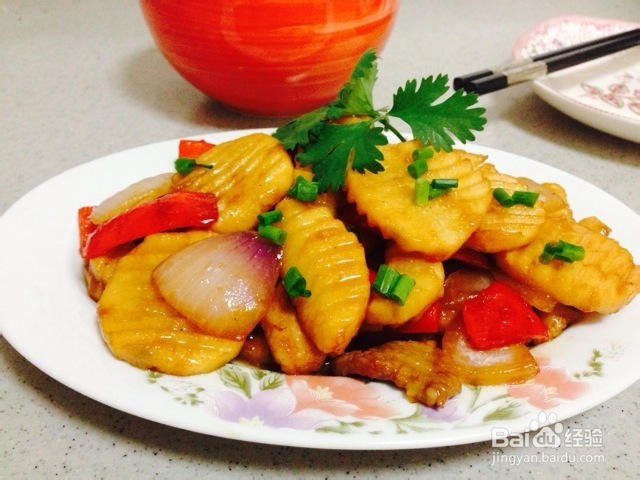 小朋友看着新奇的食物-干锅淮山