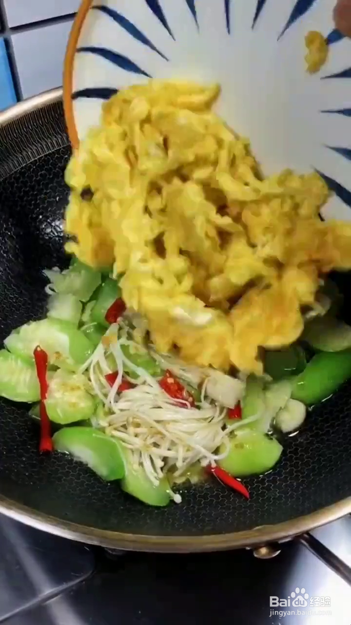 如何制作好吃的丝瓜鸡蛋炒金针菇？