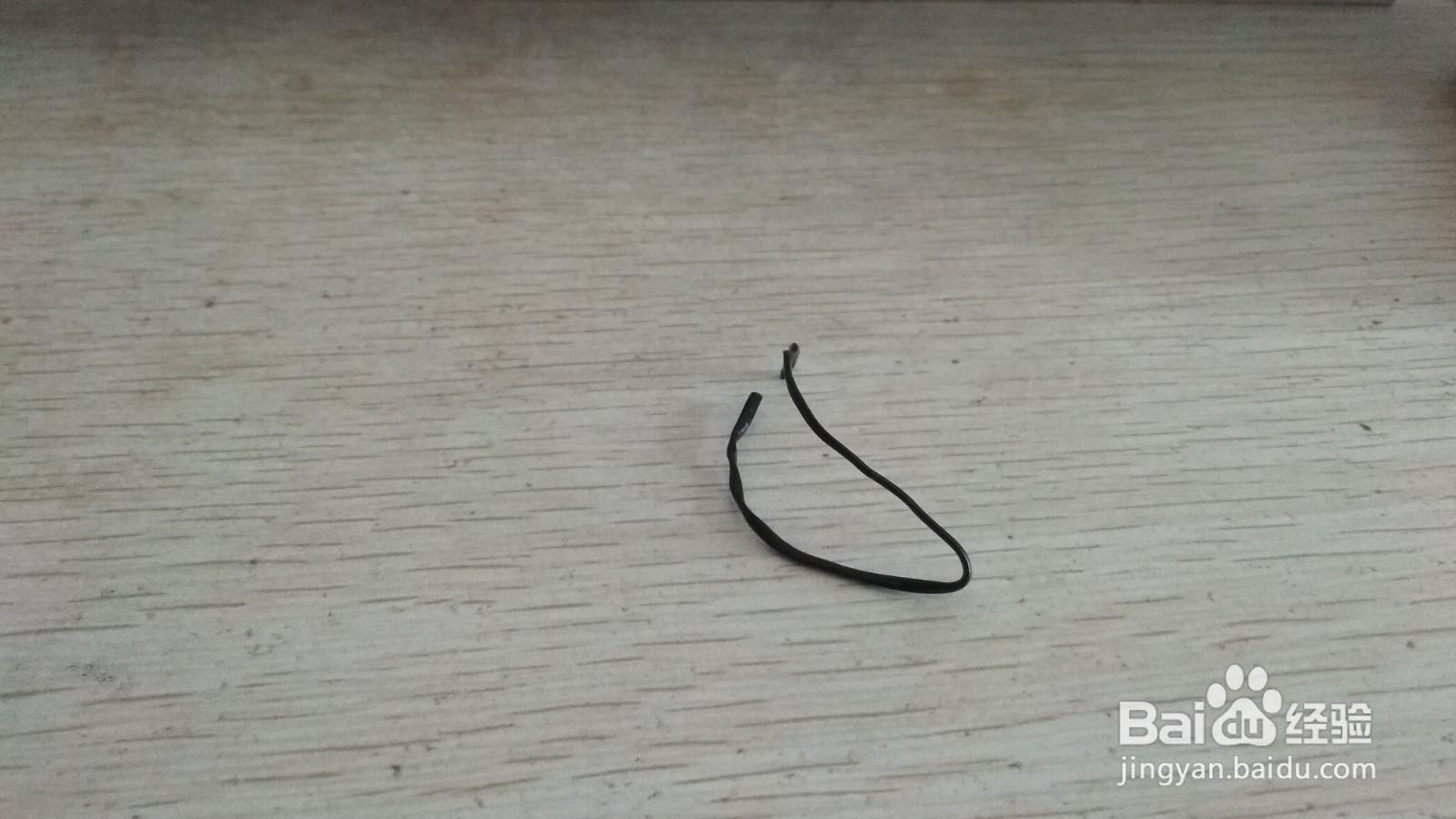如何用一个数据线绑绳做半圆形的中性笔的支架