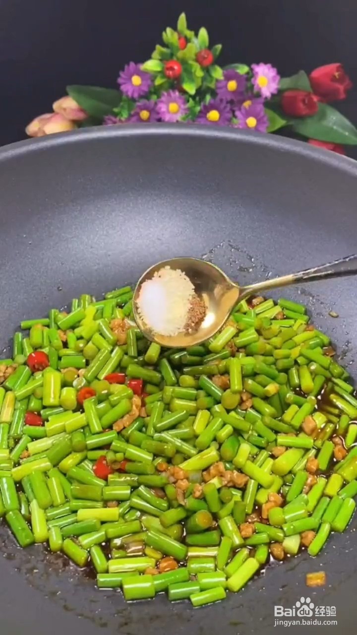 超级下饭的蒜台炒鸡蛋要怎样做