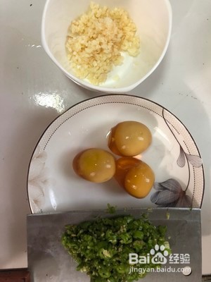 青椒炒皮蛋的做法