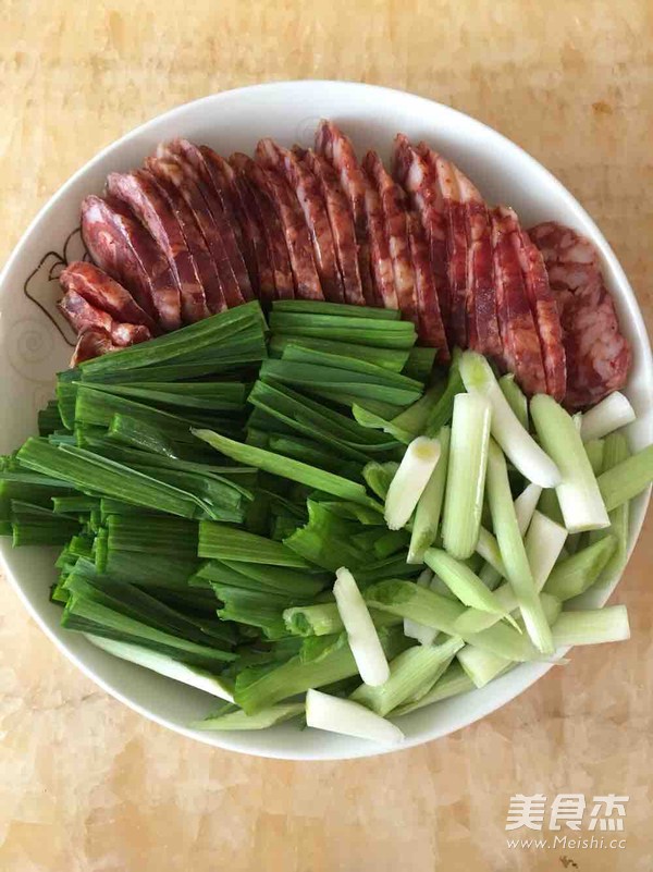 大蒜炒腊肠的做法