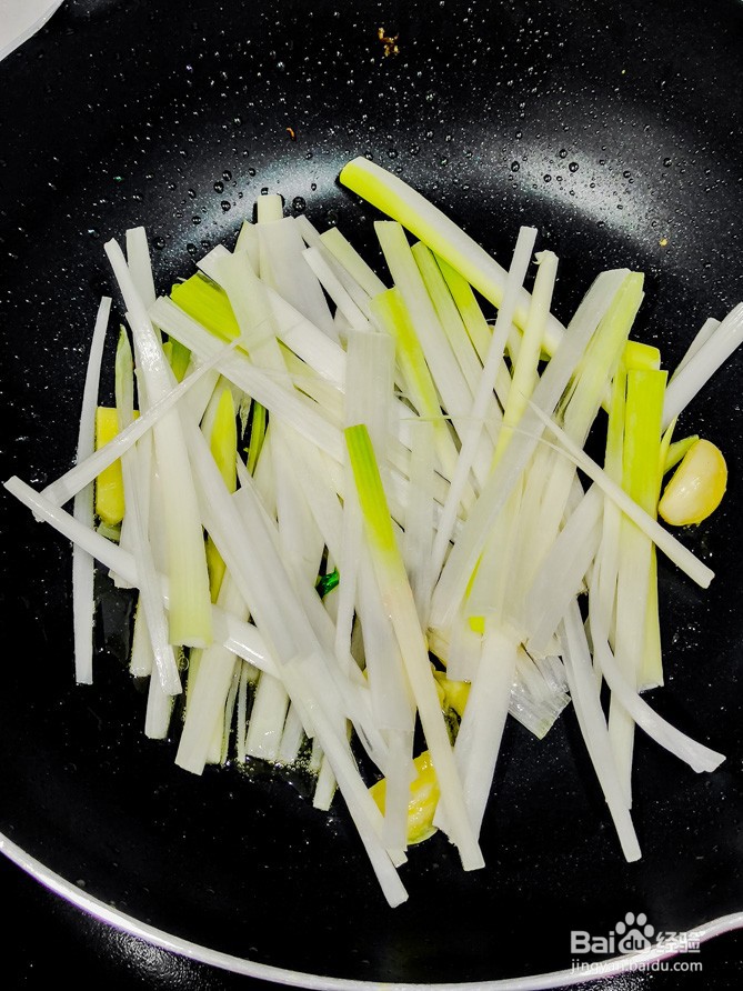 葱烧红椒荷包蛋的做法