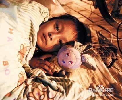孩子长大了，还爱抱着布娃娃睡该怎么办？