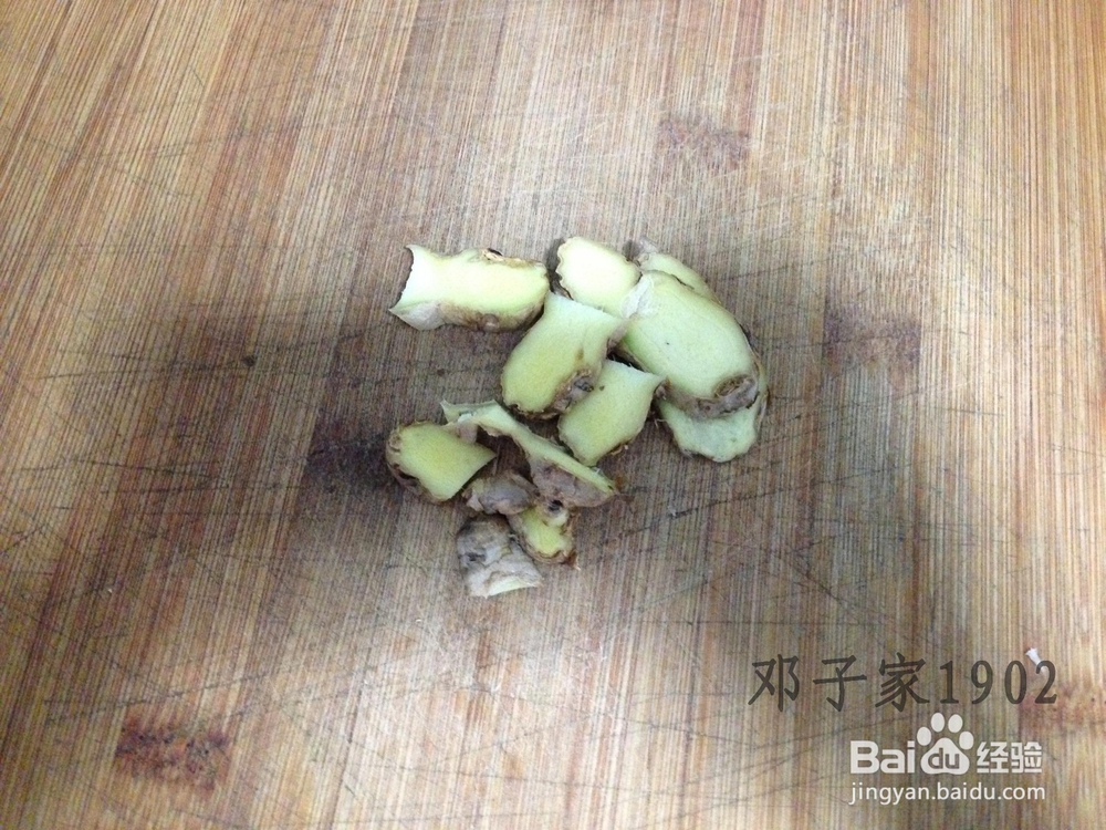 邓子家做的不油不腻好喝还美容的香菇凤爪汤