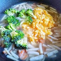 如何做出西兰花虾仁菌菇汤