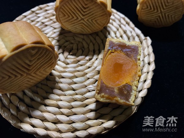 莲蓉蛋黄广式月饼