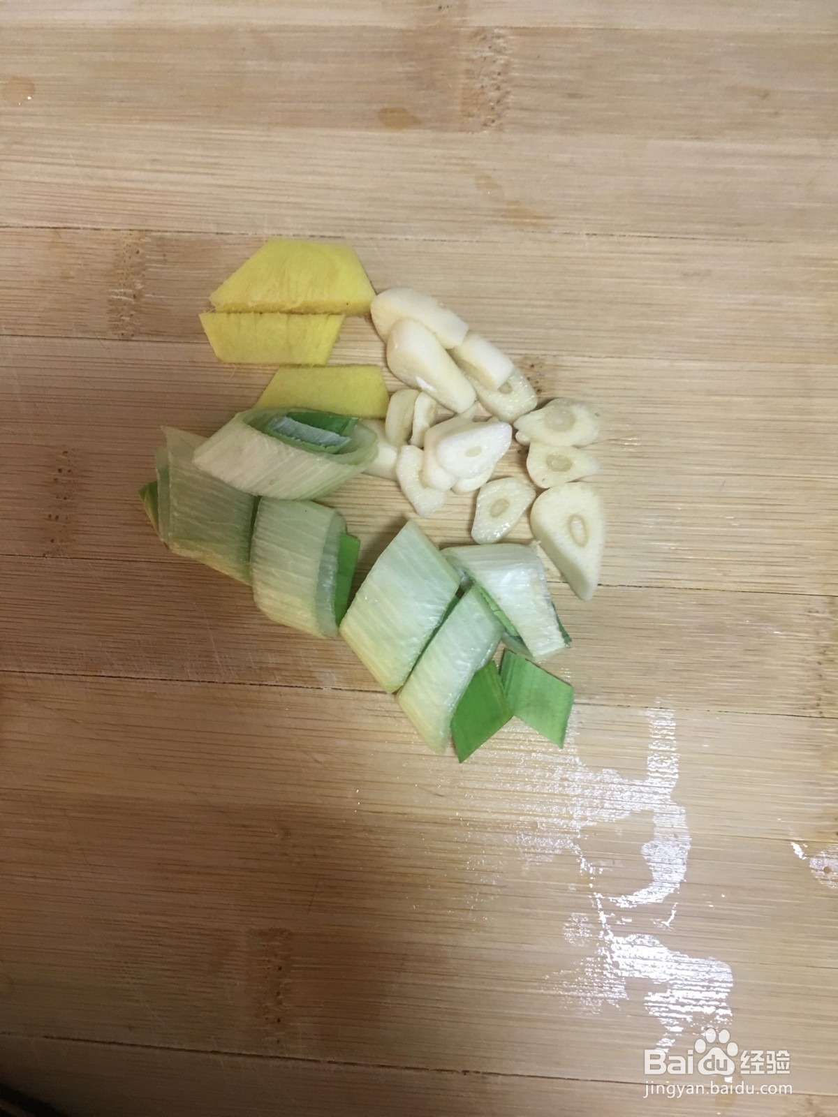 芋头烧排骨的做法
