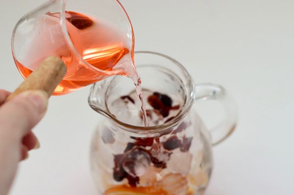 蔓越莓白桃气泡冰饮