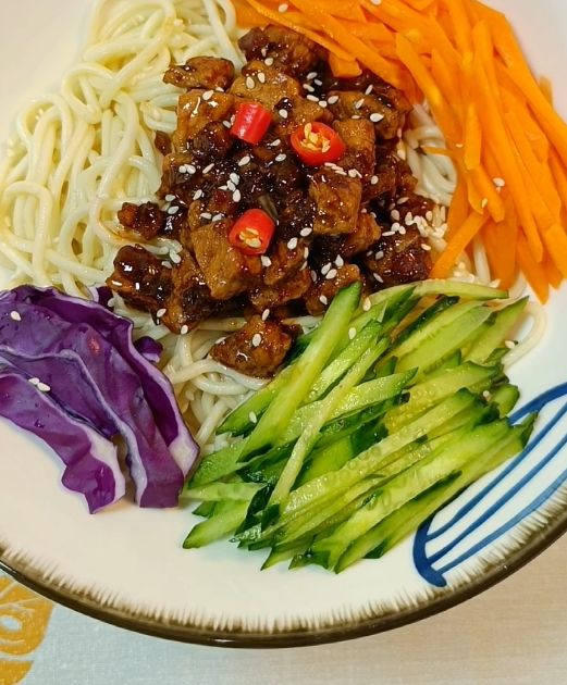 周末轻松早餐炸酱面