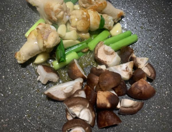 红烧鸡腿焖香菇