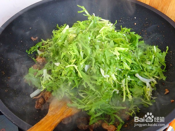 羊肉炒苦菊的做法