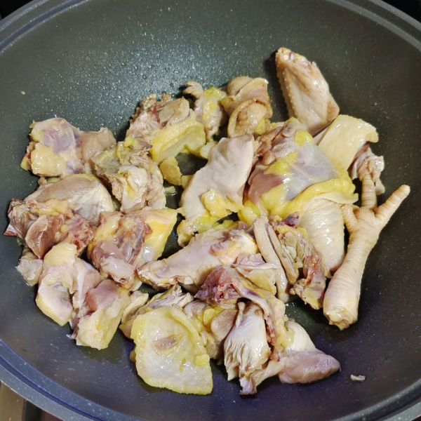 红烧鸡肉炖香菇