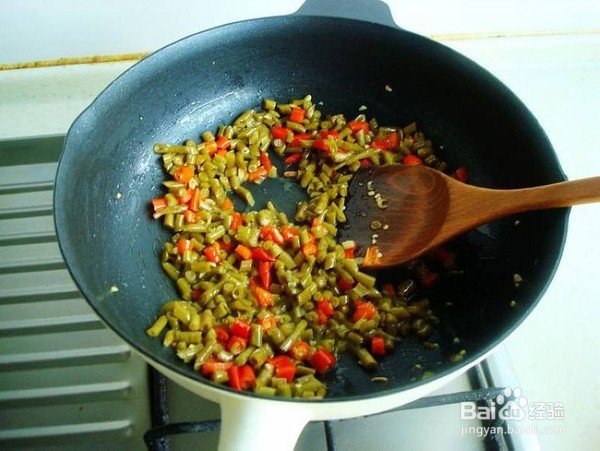 酸豆角炒鸡油渣的做法