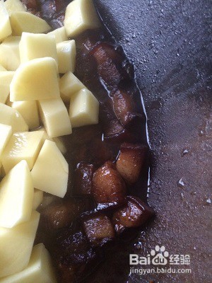 秘制红烧肉烧土豆的做法