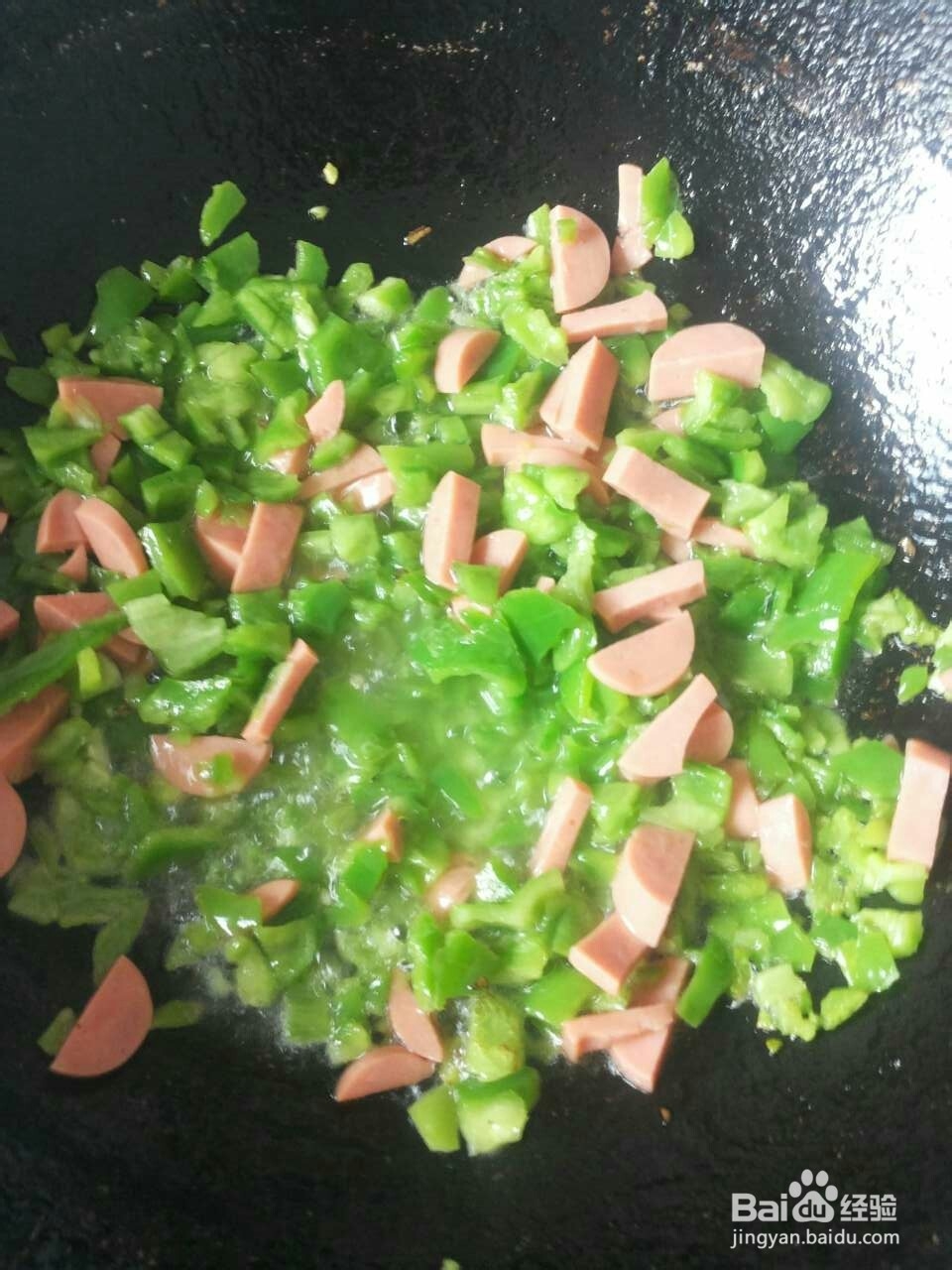 怎么做青椒鸡蛋火腿“小四喜”炒饭