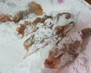 如何做出好吃的番茄菠萝虾球