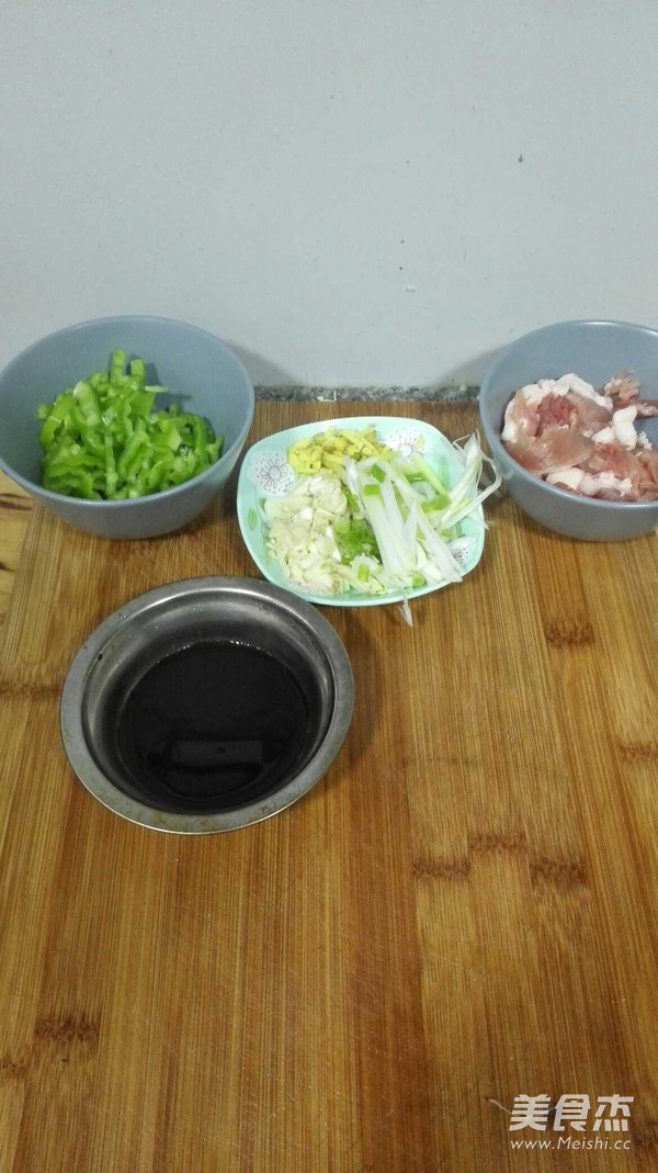 五花肉焖面的做法