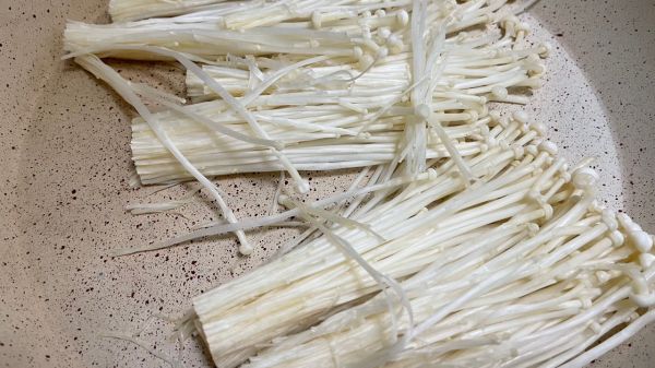 火焰金针菇牛肉盖饭