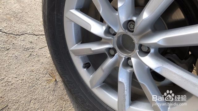 奥迪车车胎扎了怎么换？