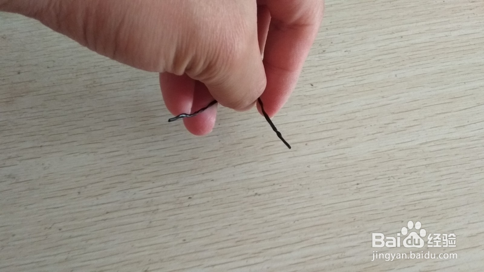 如何用数据线绑绳和别针做简易的中性笔支架