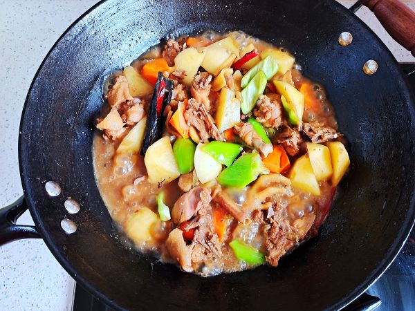 家常土豆炖鸡块