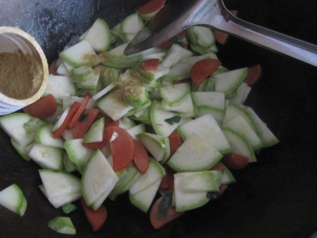 美味的火腿肠炒西葫芦的做法，你还不心动吗？