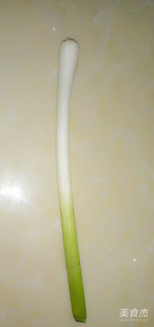 蒜苗一根,洗干净备用