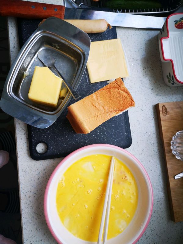 厚土司烤香肠芝士