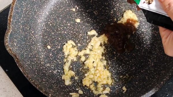 杏鲍菇黑椒鸡腿丁