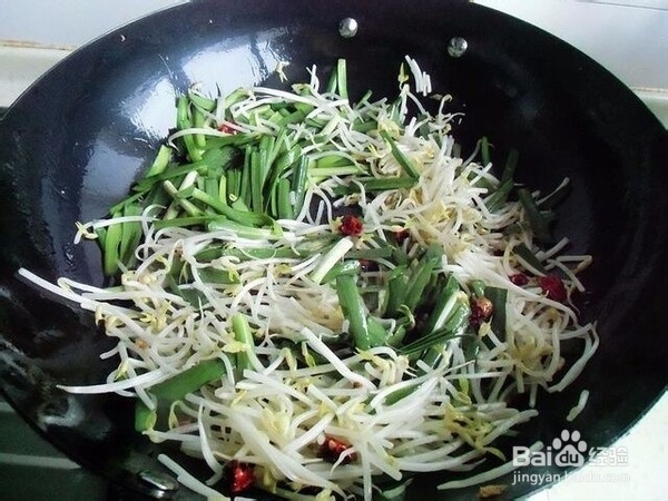 韭菜绿豆芽炒鸡蛋的做法
