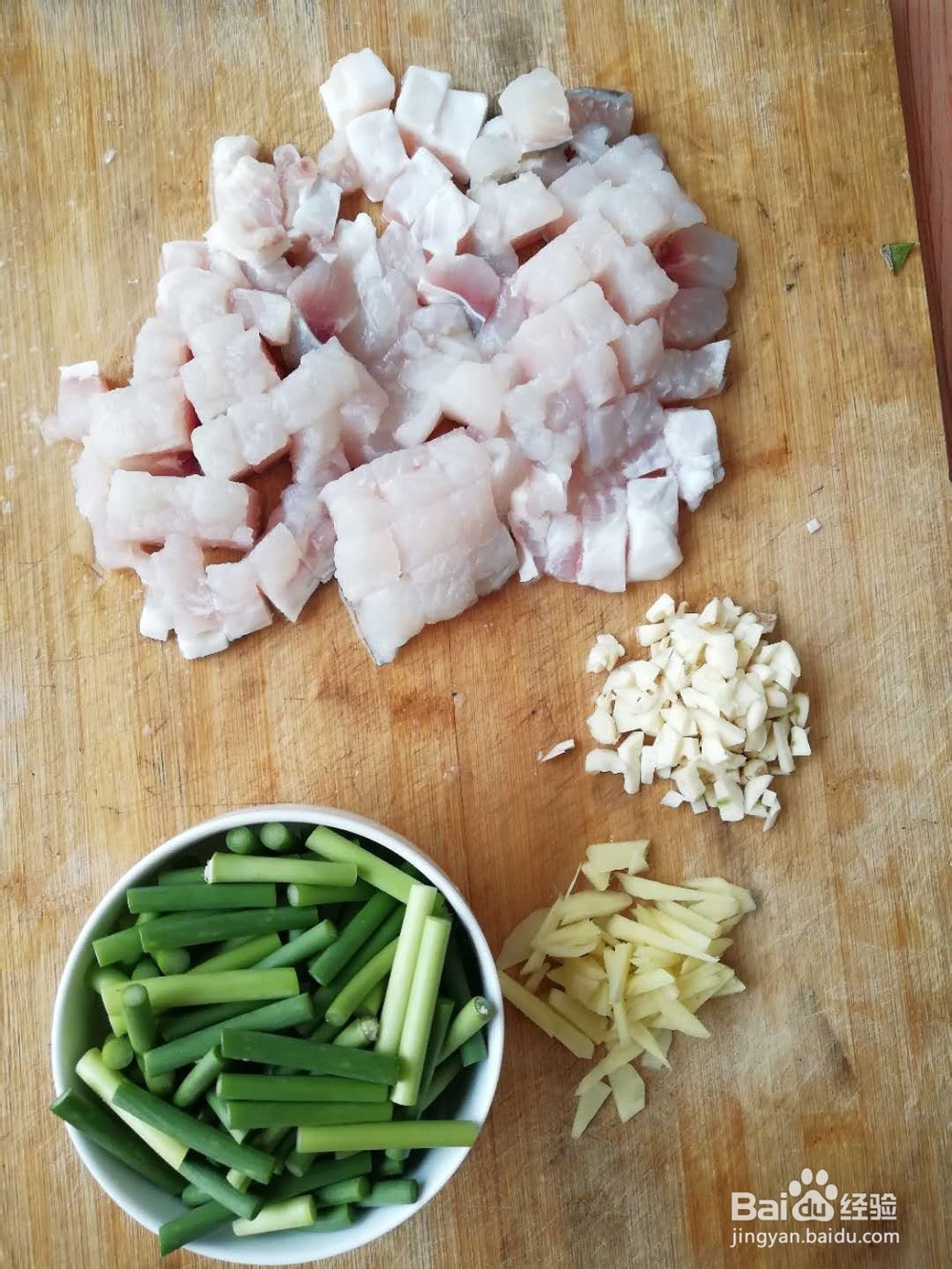 多利鱼炒蒜薹简单做法