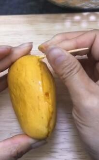 教你一个剥芒果的小技巧