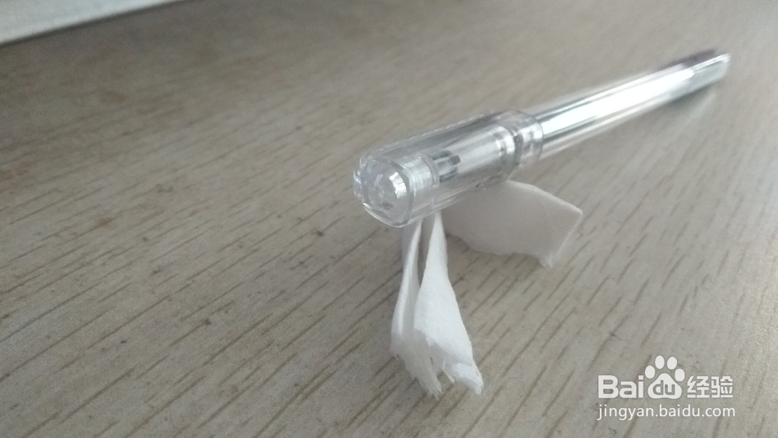 如何用一条手纸做简易的中性笔的支架