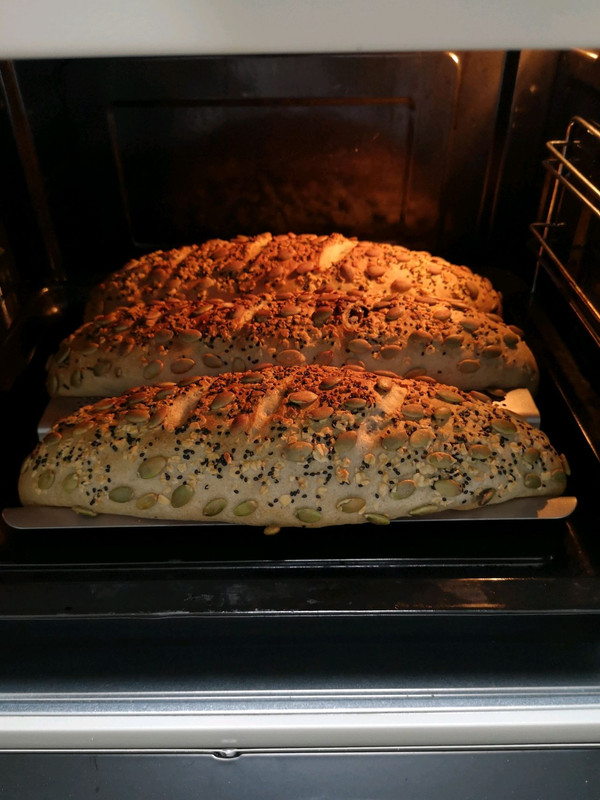 黑芝麻馅软欧包