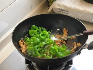 健康养生佳品鸡胸肉炒青椒的做法