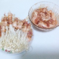 煎五花肉卷金针菇