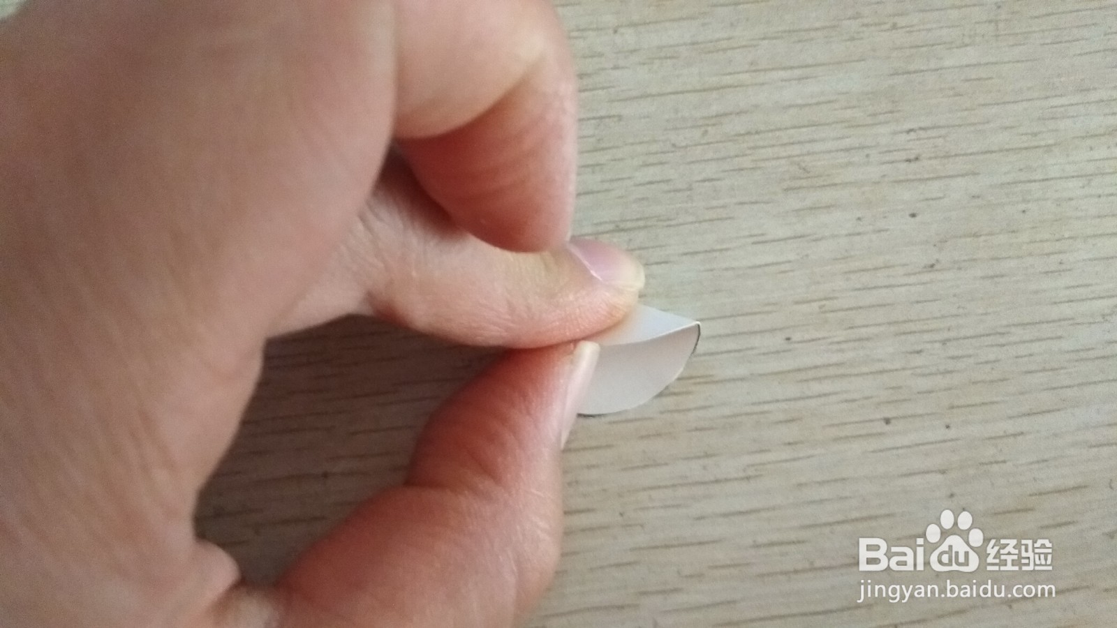 如何用半圆形硬卡纸做简易的手机的支架